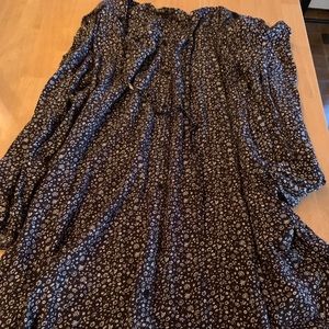 Rusty black and white flower tunic sz med